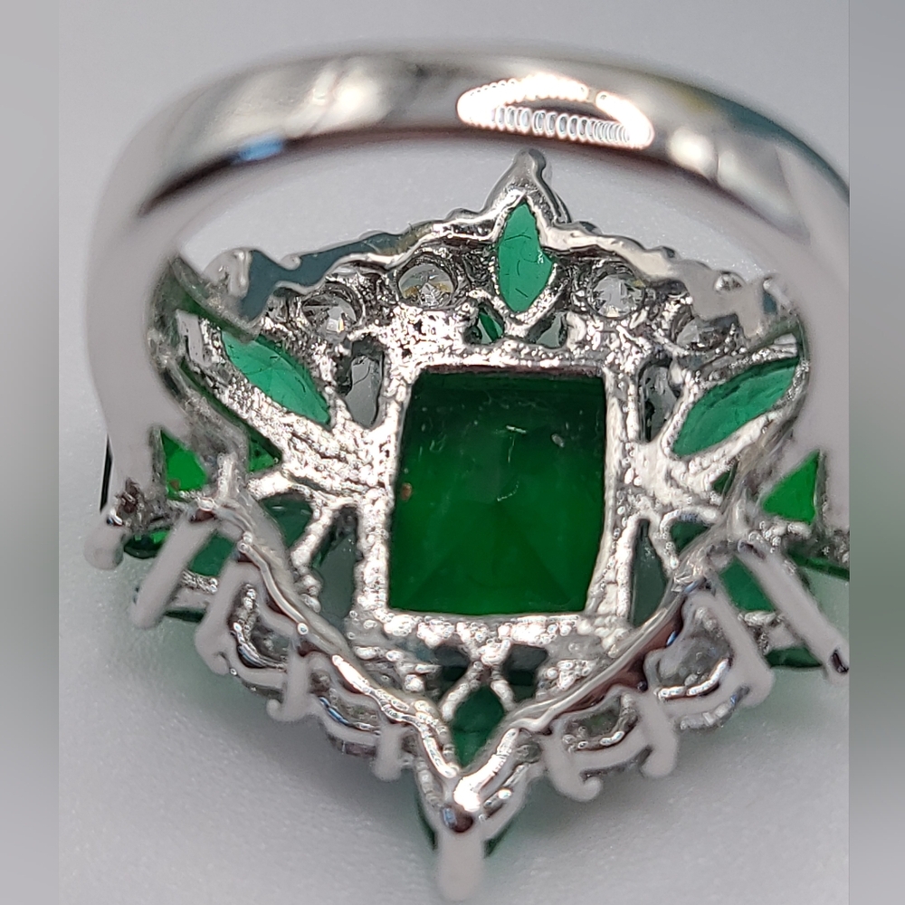 Elegant Emerald Green Sterling  Silver Ring - Picture 10 of 10